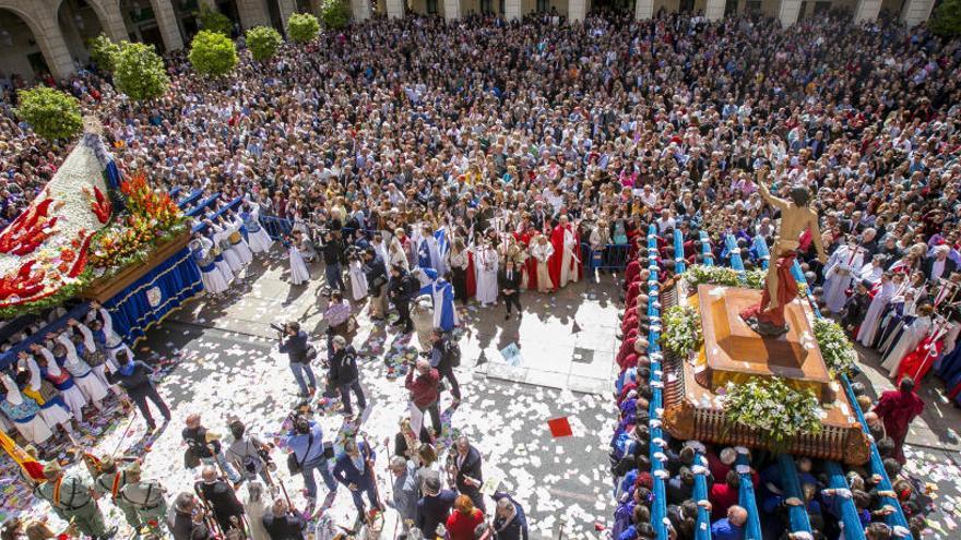 Encuentro del Resucitado y Nuestra Señora de la Alegría en la plaza del Ayuntamiento de Alicante