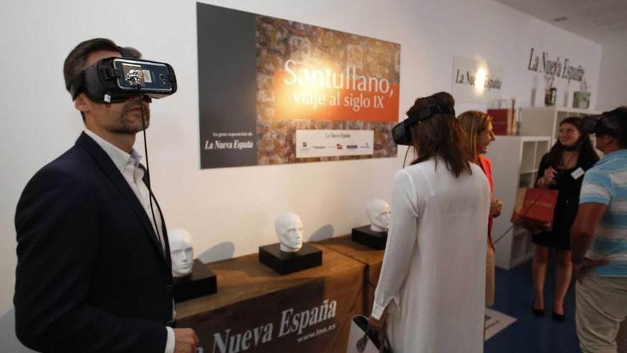 José María Pérez y Lara Martínez prueban las gafas de realidad virtual en el stand de LA NUEVA ESPAÑA en la Feria Internacional de Muestras.