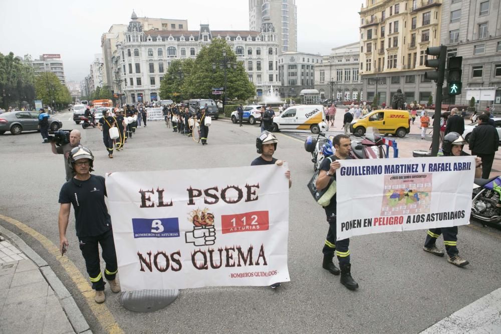 Manifestación de bomberos de Asturias delante de la Junta General del Principado