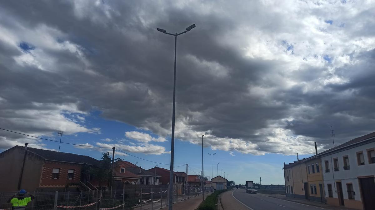 Una de las 19 calles que han visto completada la intalación de nuevas luminarias LED en San Cristóbal de Entreviñas.