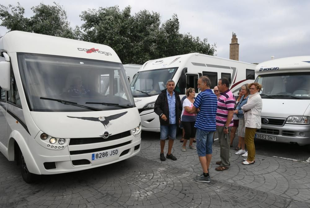 Los participantes de la Ruta de Autocaravanas Yakart parten de la Torre en una expedición que pasará por las cuatro provincias gallegas.