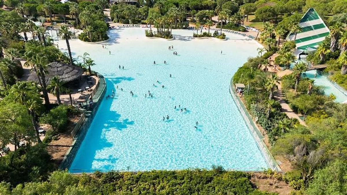 Imatge de la piscina d'onades amb el gran mural restaurat per Diana Taubin.