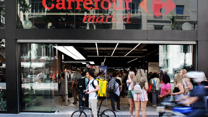 Carrefour y Glovo acuerdan repartir pedidos de supermercado a domicilio