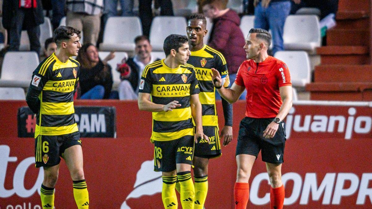 Francés, Jair y Gámez protestan al árbitro tras el gol del Albacete el pasado sábado.