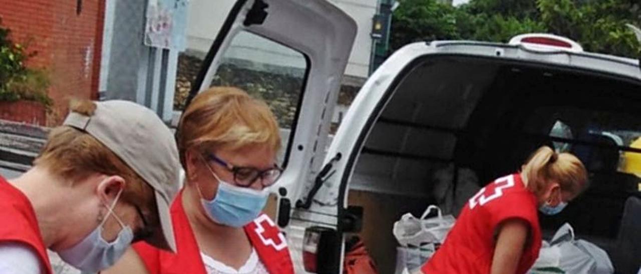 Voluntarias de Cruz Roja, en una campaña de recogida de alimentos.