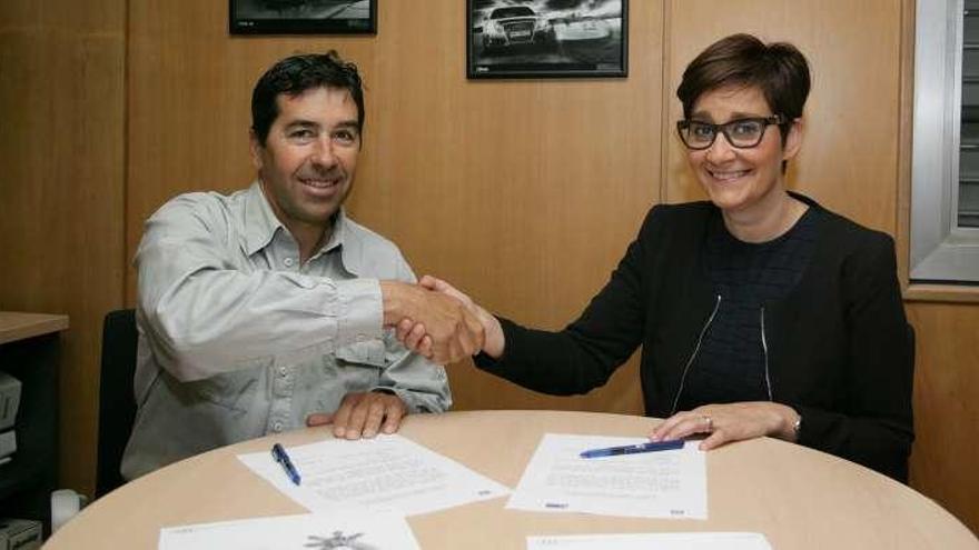 Gonzalo Araújo e Isabel Abelleira, tras firmar el acuerdo.