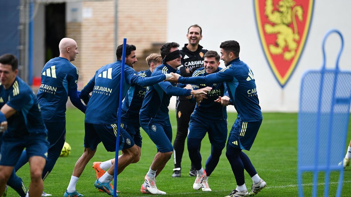 Kodro, Dani Gómez, Guti y Moya juegan con Radovanovic, con los ojos tapados, ante la presencia del psicólogo Jesús Cabrero.