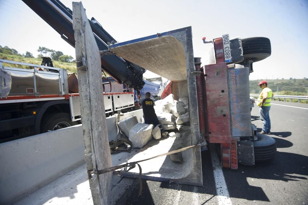 Un camión vuelca en el vial de Langosteira