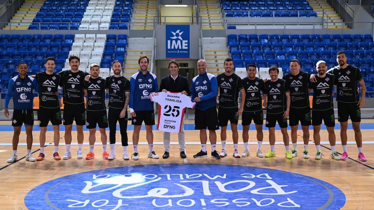 La plantilla del Palma Futsal posa en Son Moix con Roberto Malaxechevarria, director de ingeniería e innovación de Trablisa