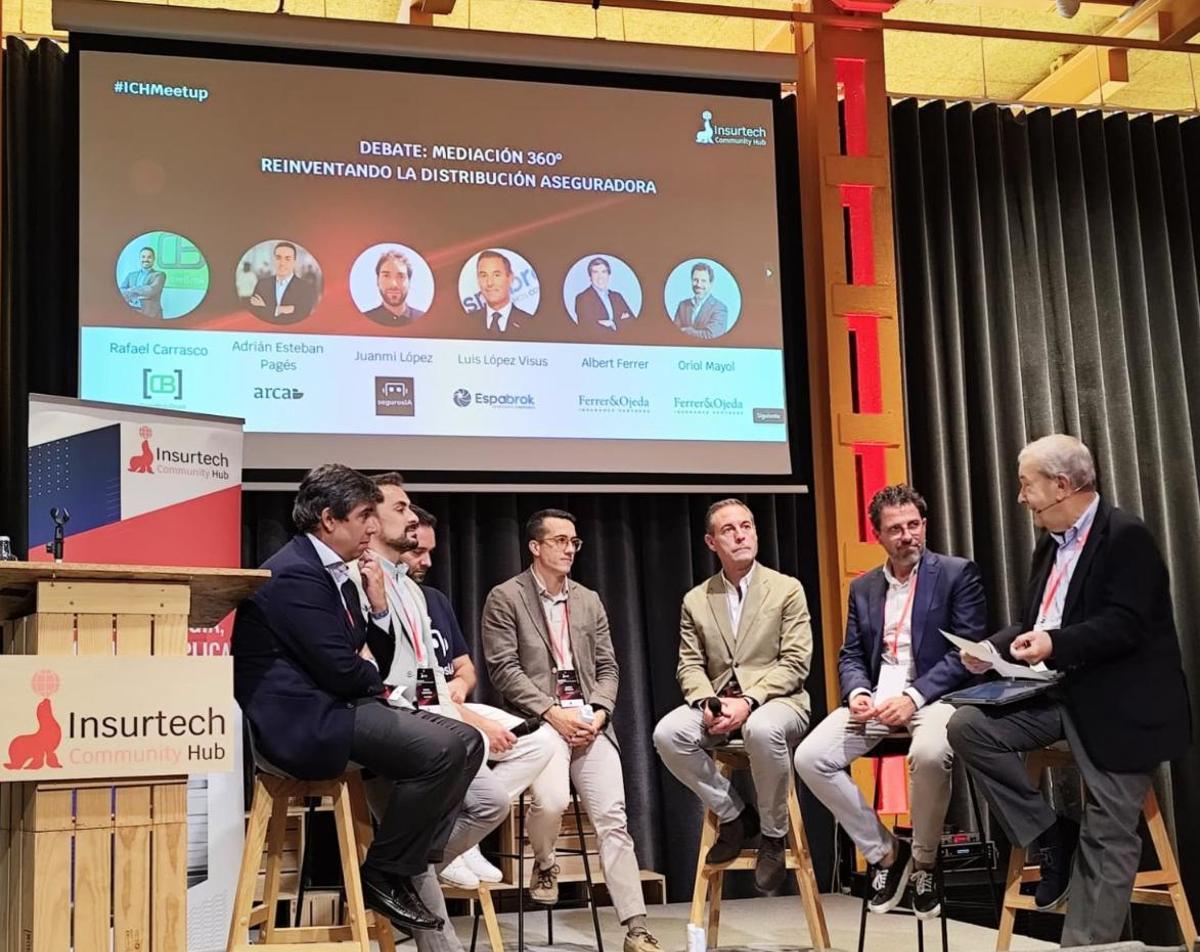 Arca está en la asociación Insurtech Community Hub. En el centro de la imagen, Adrián Esteban participando en Madrid en una jornada de reinvención de la distribución aseguradora.