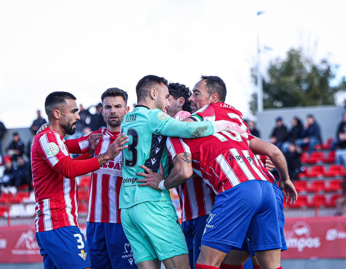 Jugadores del Don Benito celebran un tanto.