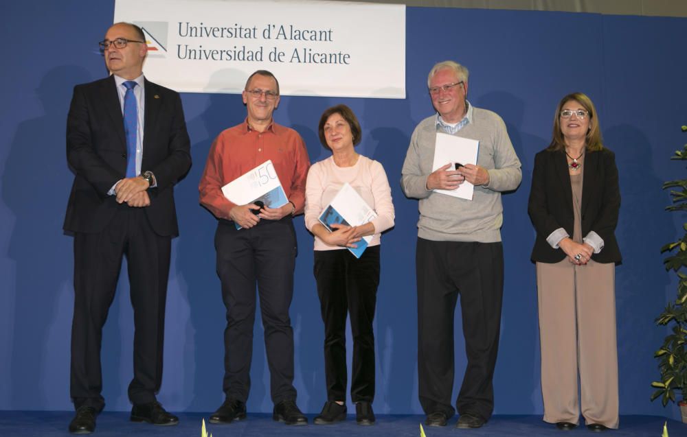 Decenas de profesores y alumnos del CEU, germen de la Universidad de Alicante, se reencuentran en un emotivo acto organizado en el campus.