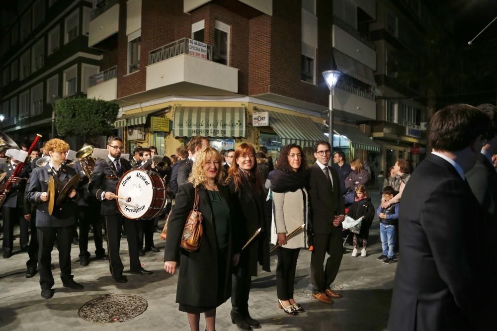 Algunas de las imágenes decanas de la Semana Santa se acercaron al mar y los paseos en Martes Santo