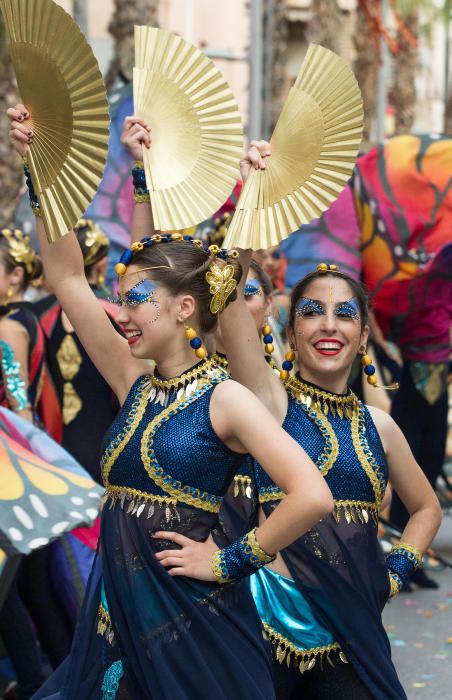 Los bailes y los trajes de los componentes de las comparsas llenaron la calle Alicante y la avenida Ancha de Castelar de colorido y originalidad.