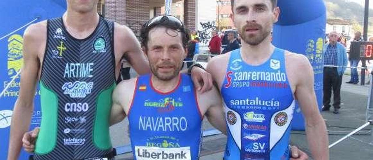 De izquierda a derecha, Álvaro Artime, Guti Navarro y Miguel Ángel Areces, podio absoluto del Duatlón de Arriondas .