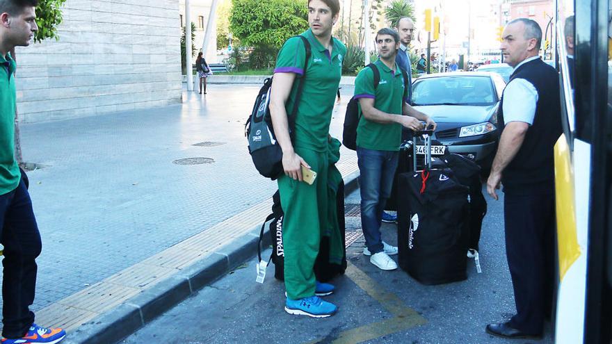 El chárter con la expedición del Unicaja despega a las 18.30 horas