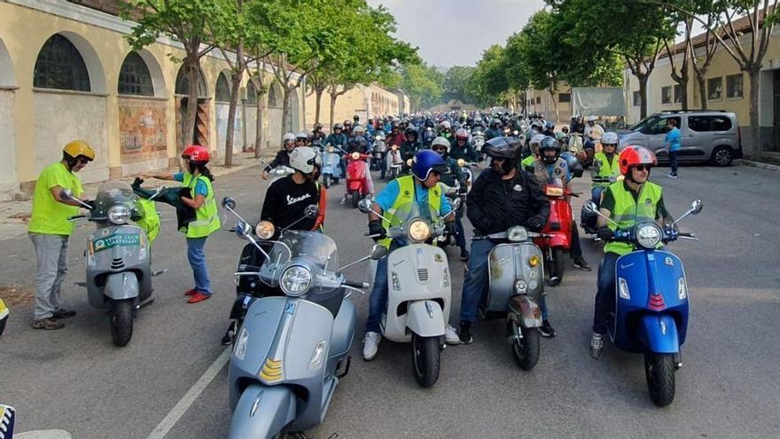 Las motocicletas irrumpen en Castellón: 250 Vespas y Lambrettas acuden al VespAzahar