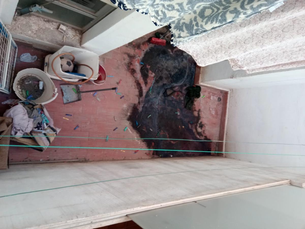 Aguas residuales en uno de los patios interiores tras un episodio de precipitaciones.