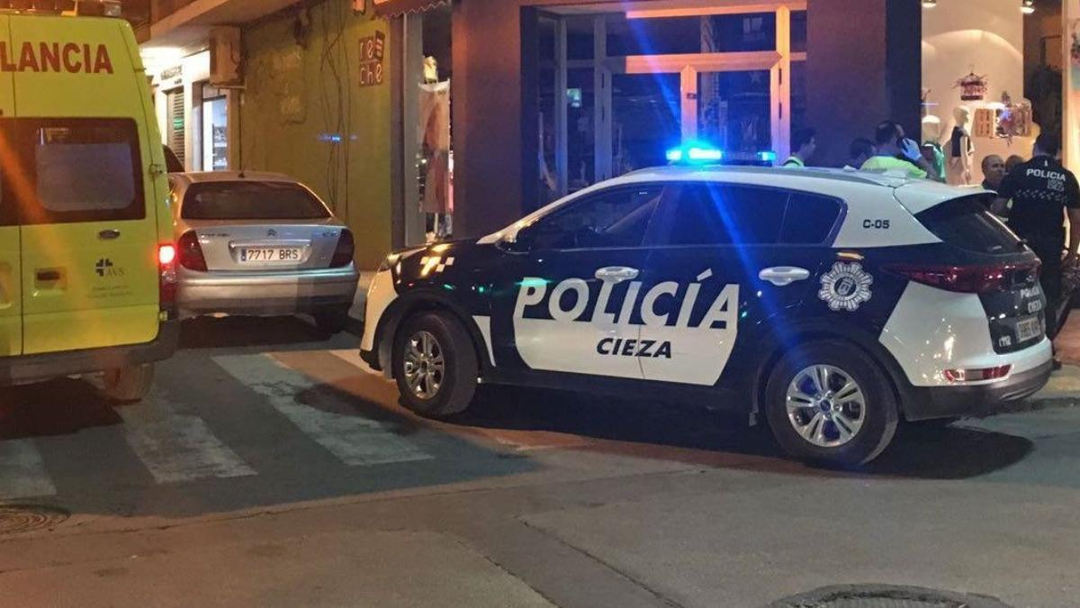 Vehículo de la Policía Local de Cieza y una ambulancia, en una intervención anterior del cuerpo.