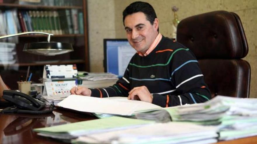 Tino Barreiro, ayer, en su último día como secretario municipal de Forcarei.  // Bernabé / Luismy