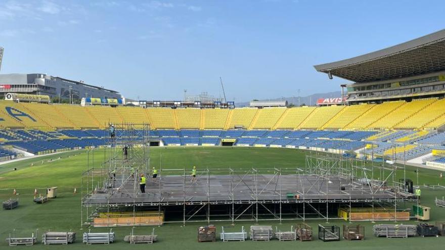 Un instante del inicio de las obras de construcción del escenario en el Estadio de Gran Canaria. | | LP/DLP