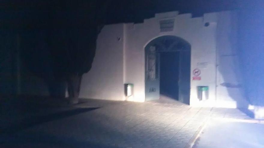 Una imagen del acceso al camposanto en penumbra que ha facilitado el PSOE