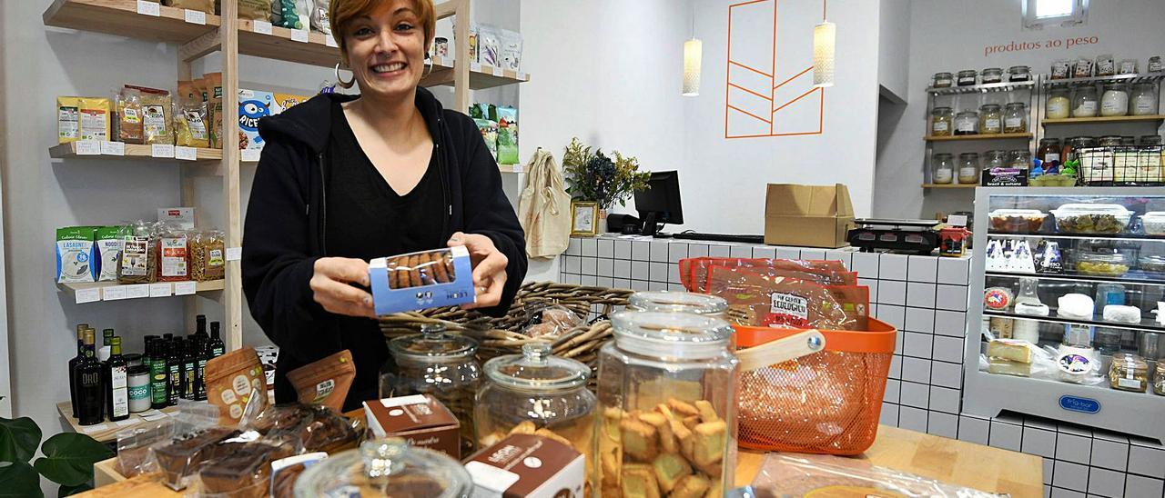 Montse Rodríguez muestra 
algunos de los productos 
libres de gluten que se 
pueden encontrar en la tienda 
O Berce.   | // GUSTAVO SANTOS