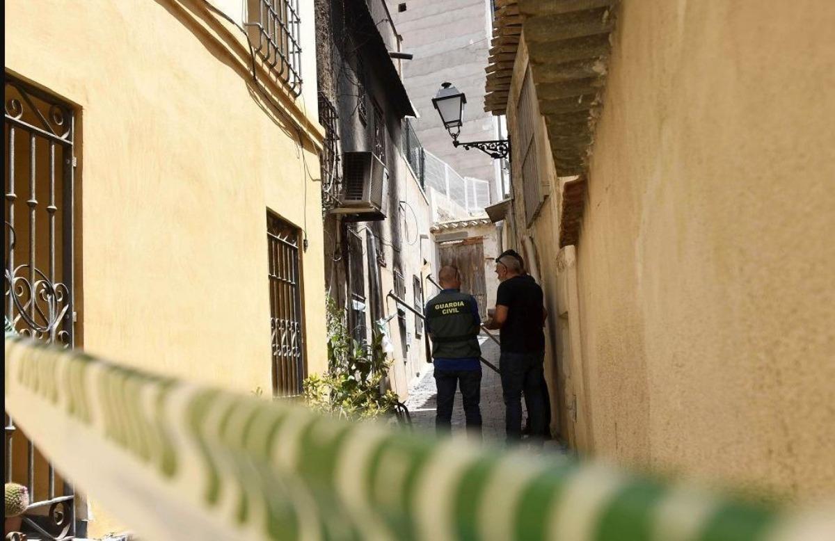 La Guardia Civil, en el callejón al que da uno de los accesos de la vivienda incendiada en Ricote.