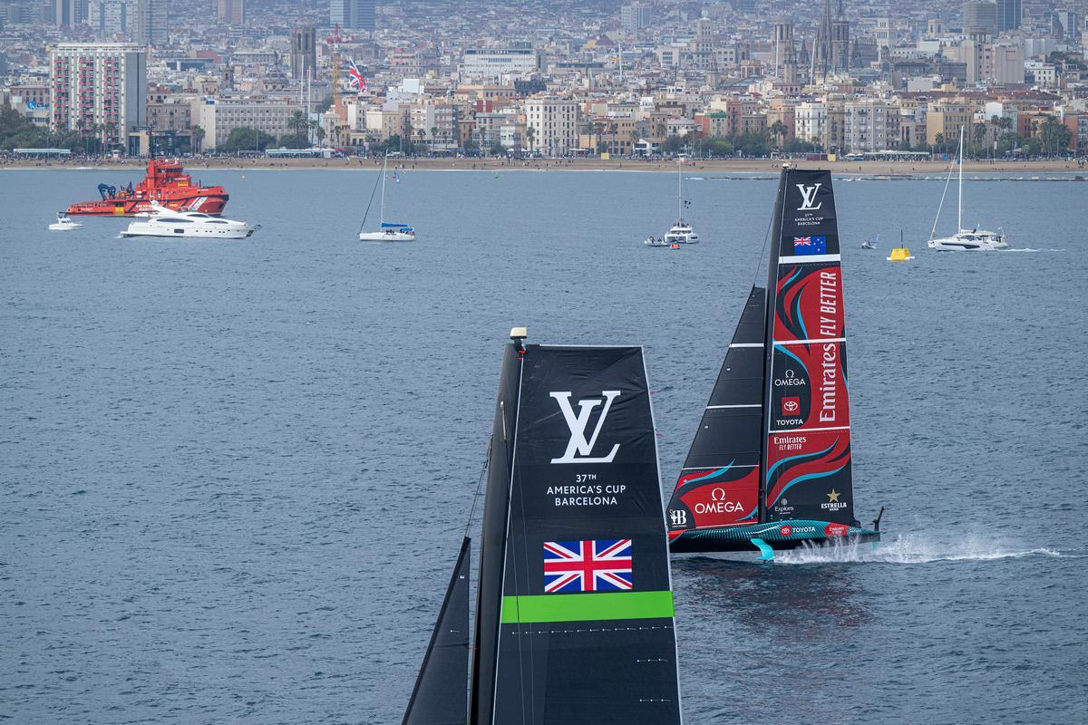 Los dos AC75 de los equipos neozelandés y británico compiten en la primera jornada de la final de la Copa América de vela.