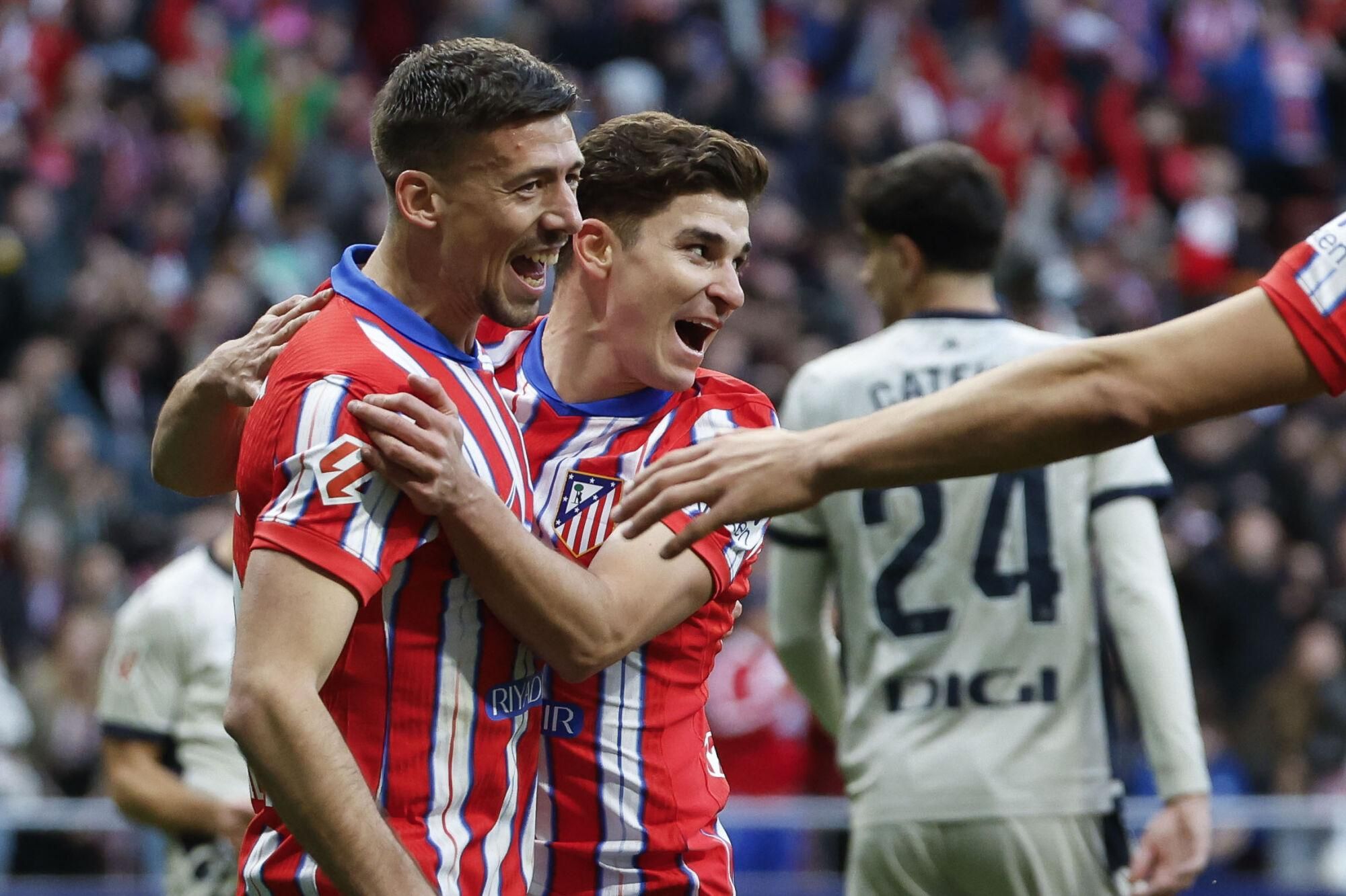 El delantero argentino del Atlético de Madrid Julián Álvarez (2i) celebra el primer gol de su equipo durante el partido de LaLiga entre el Atlético de Madrid y el Osasuna, este domingo en el Riyadh Air Metropolitano de Madrid.EFE/ Juanjo Martín. (Atlético Madrid) (Osasuna)