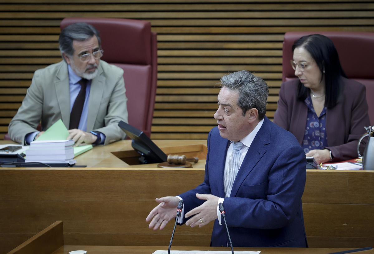 El síndic de Vox, José María Llanos, interviene en el pleno de las Corts.