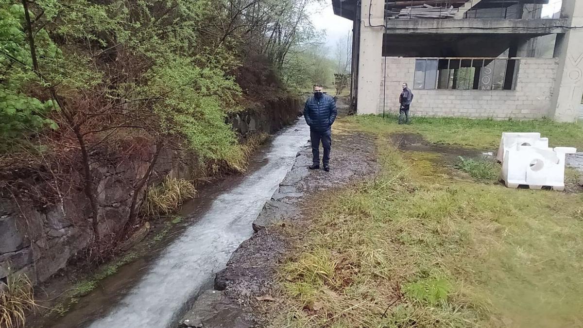 El canal que atraviesa las instalaciones del antiguo pozo Polio. | D. M.