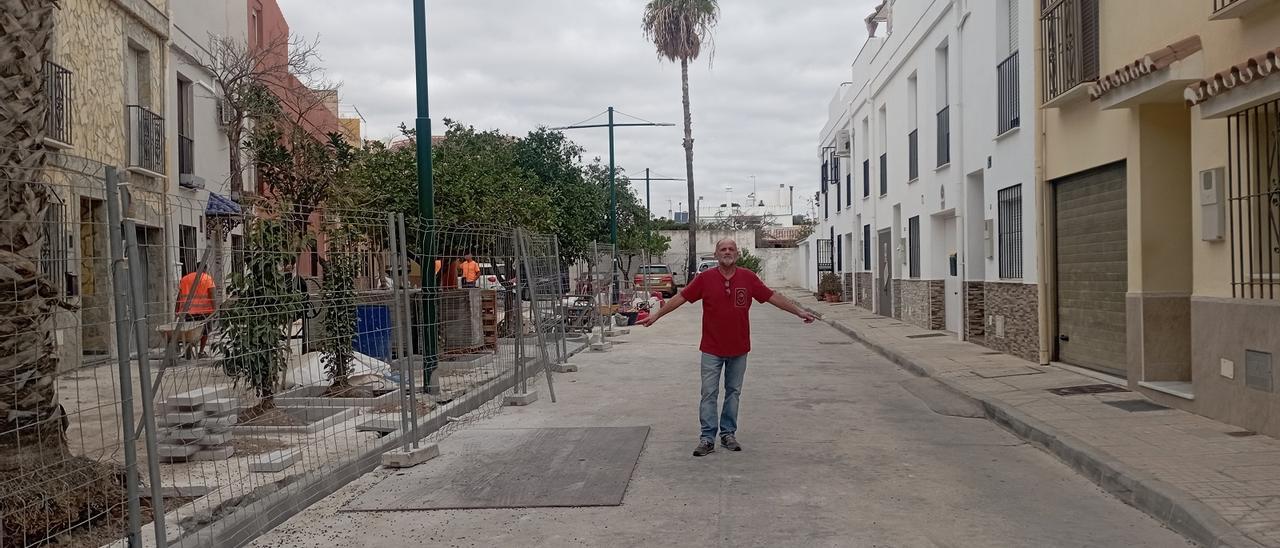 Sergio Contreras, el pasado lunes en la calle Dafnis de San Julián, donde vive, con las obras municipales en la parte izquierda, mientras falta el tramo final y todo el lateral derecho.