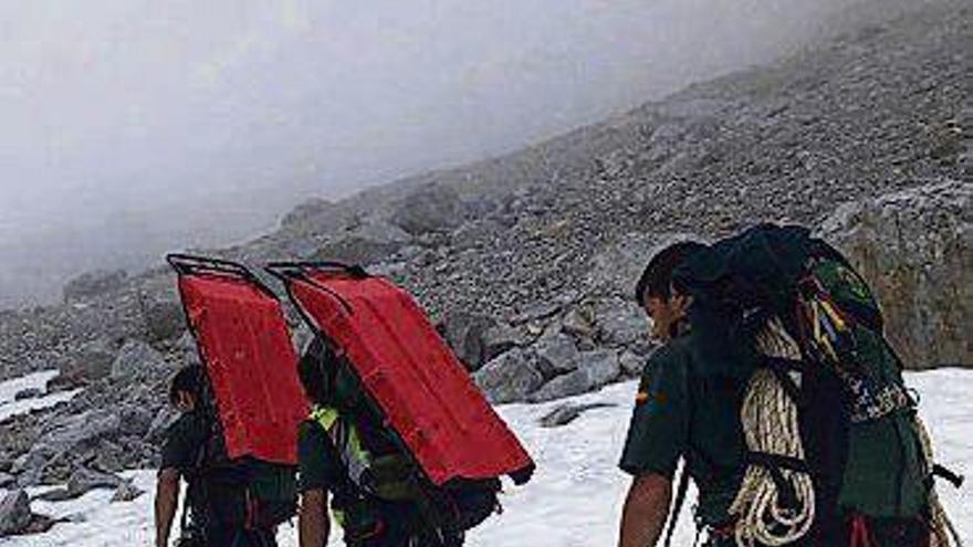 Diez horas para evacuar a una montañera malagueña accidentada en los Picos de Europa