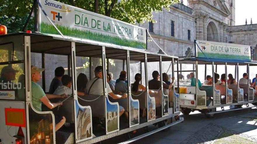 El tren turístico recorre el casco histórico de Zamora hasta llegar a la Catedral.