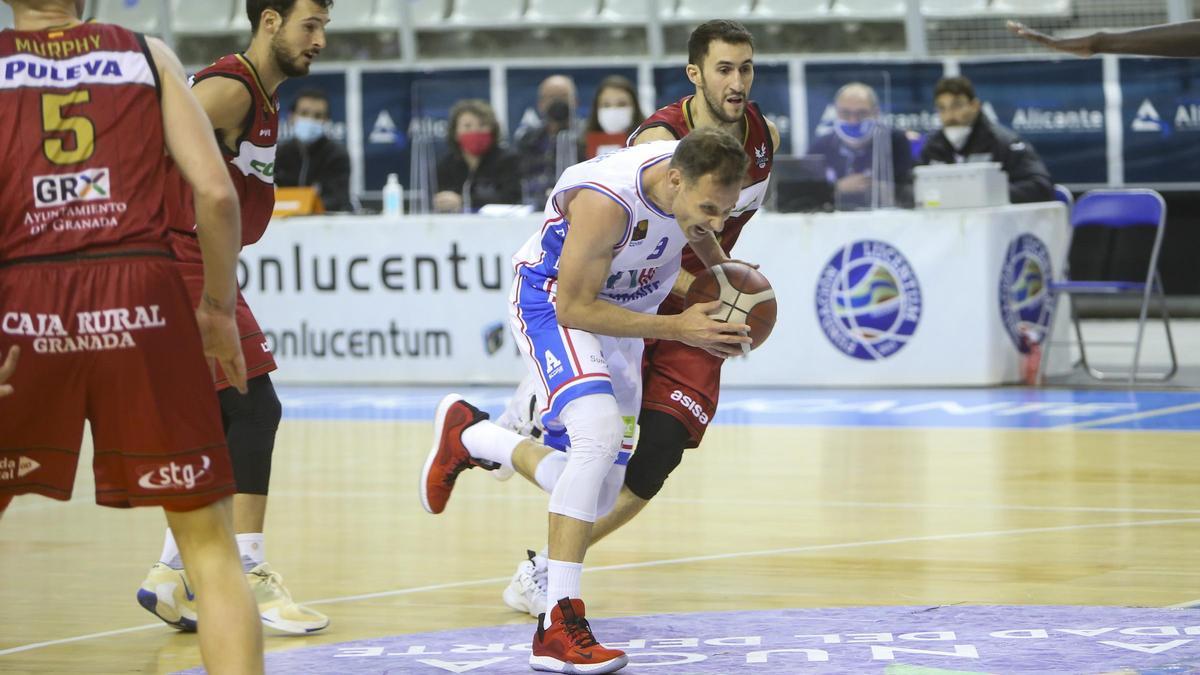 El base del HLA Alicante Pedro Llompart en el partido de LEB Oro de esta temporada en casa ante el Granada