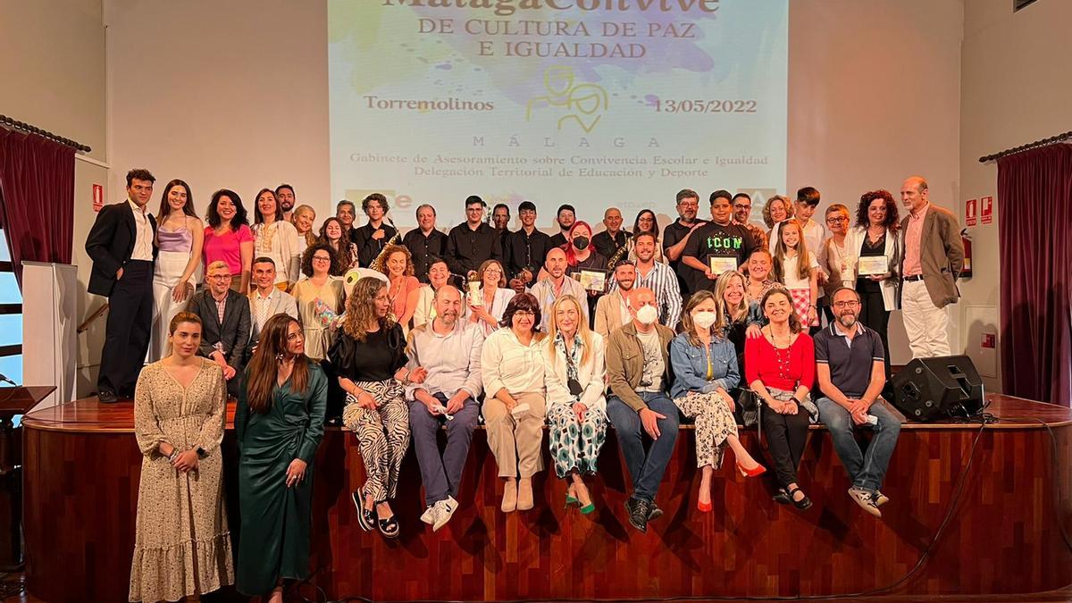 Foto de familias de los galardonados en los Premios MálagaConvive.