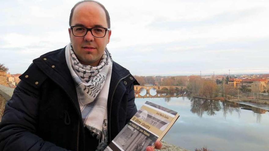 José María Sadia, junto a su libro &quot;El último claustro&quot;.