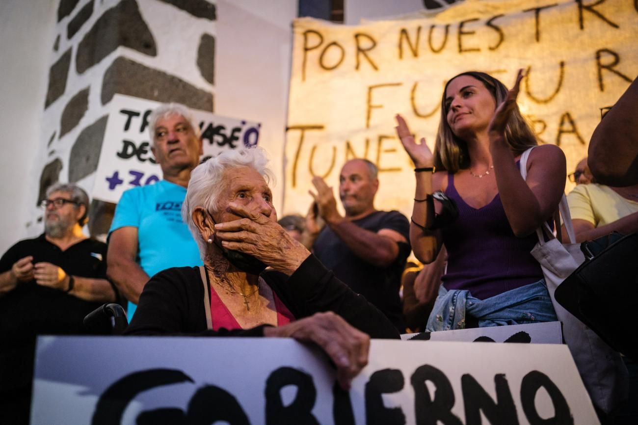 Protesta un año después de la erupción del volcán