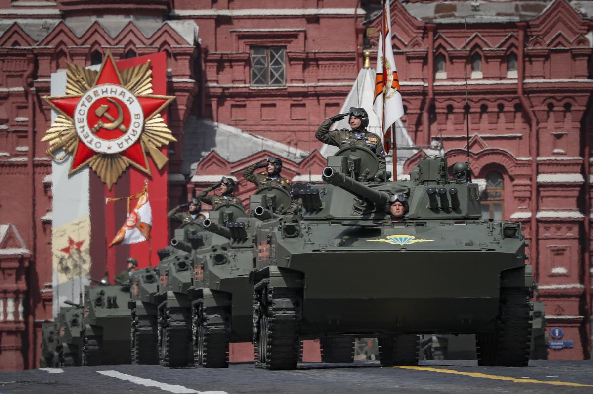 Los vehículos de combate de infantería anfibios BMD-4 rusos recorren la Plaza Roja durante el desfile militar del Día de la Victoria en Moscú, Rusia.