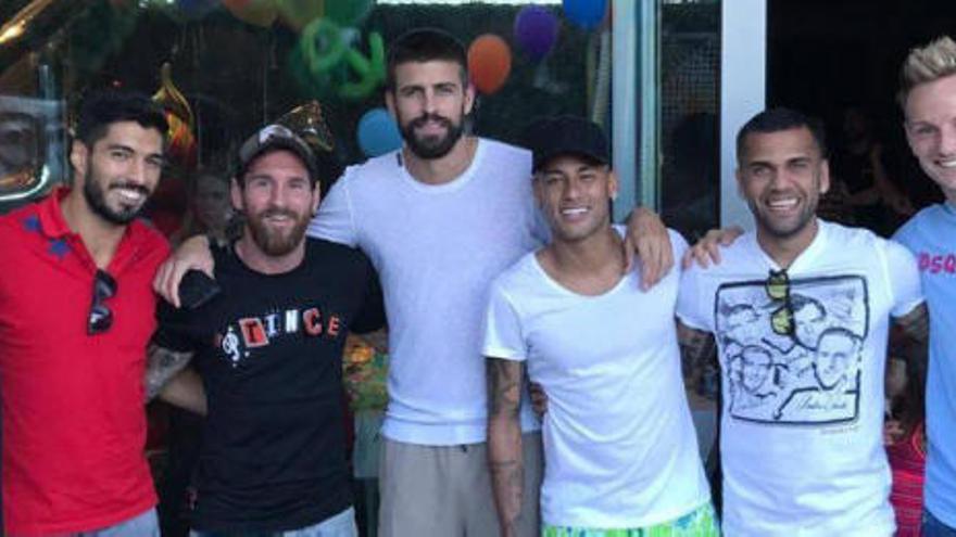 Los jugadores del Barça junto a Neymar y Dani Alves.