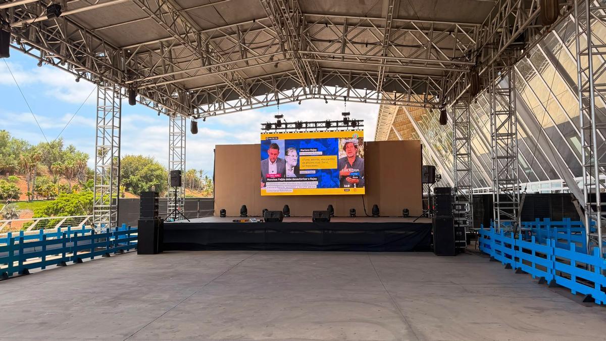 Pantalla gigante por fuera del Recinto Ferial