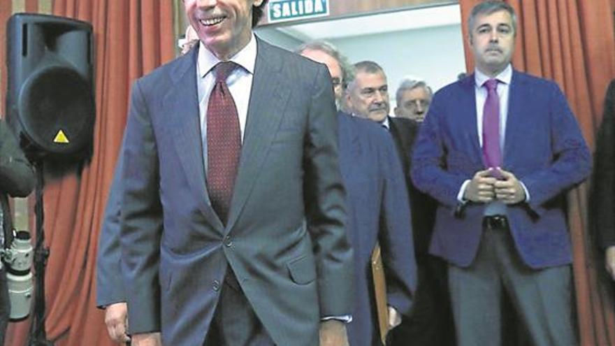 Aznar se ofrece para reconstruir el centroderecha en España