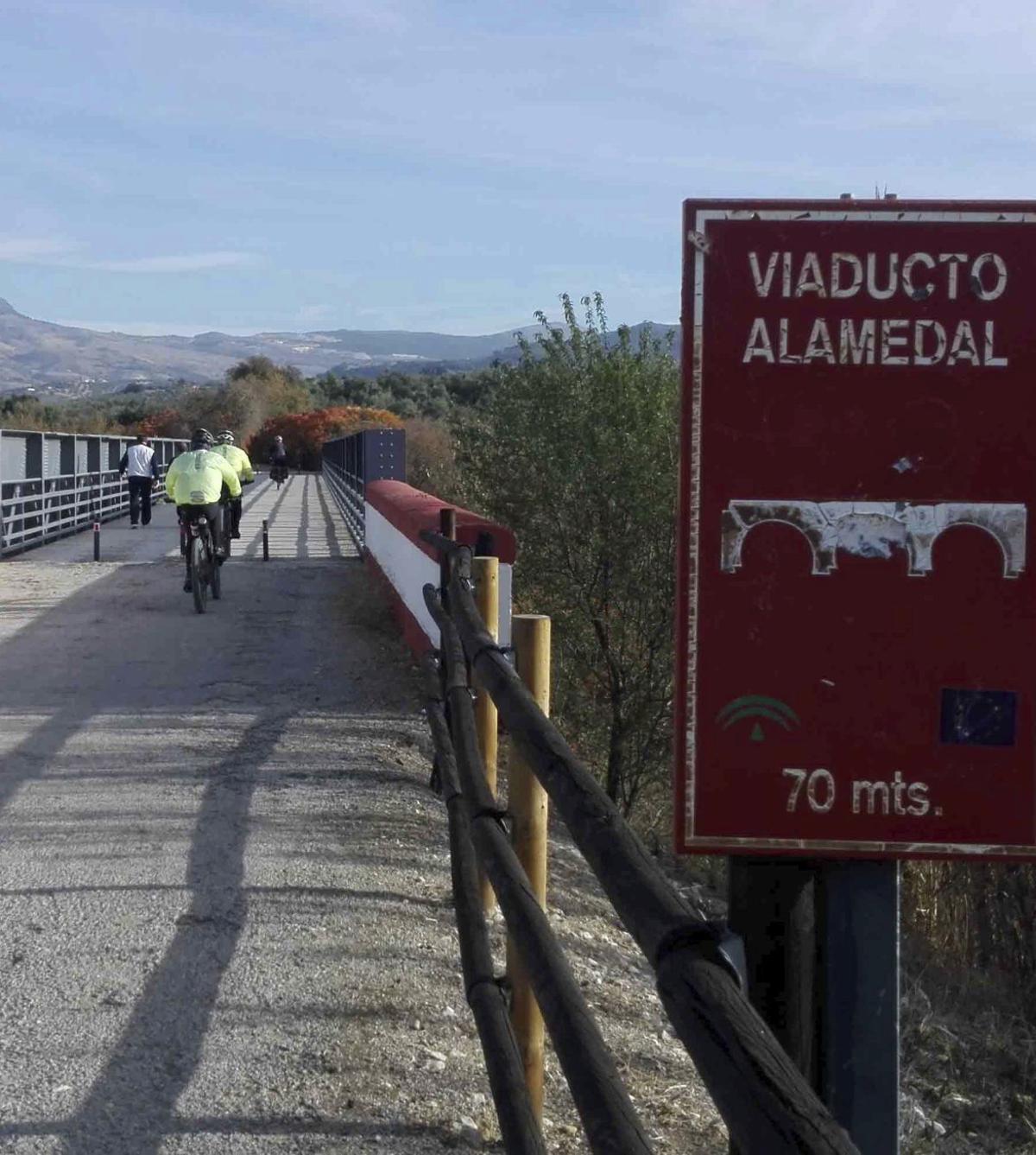 Ciclistas cruzan el viaducto El Alamedal, en una imagen reciente. | J. MORENO