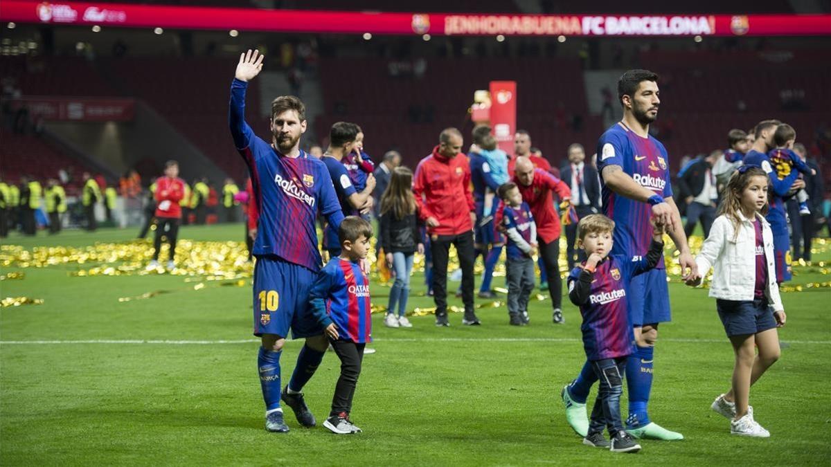 Messi y Suárez con sus respectivos hijos celebrando el título en el césped del Wanda Metropolitano.