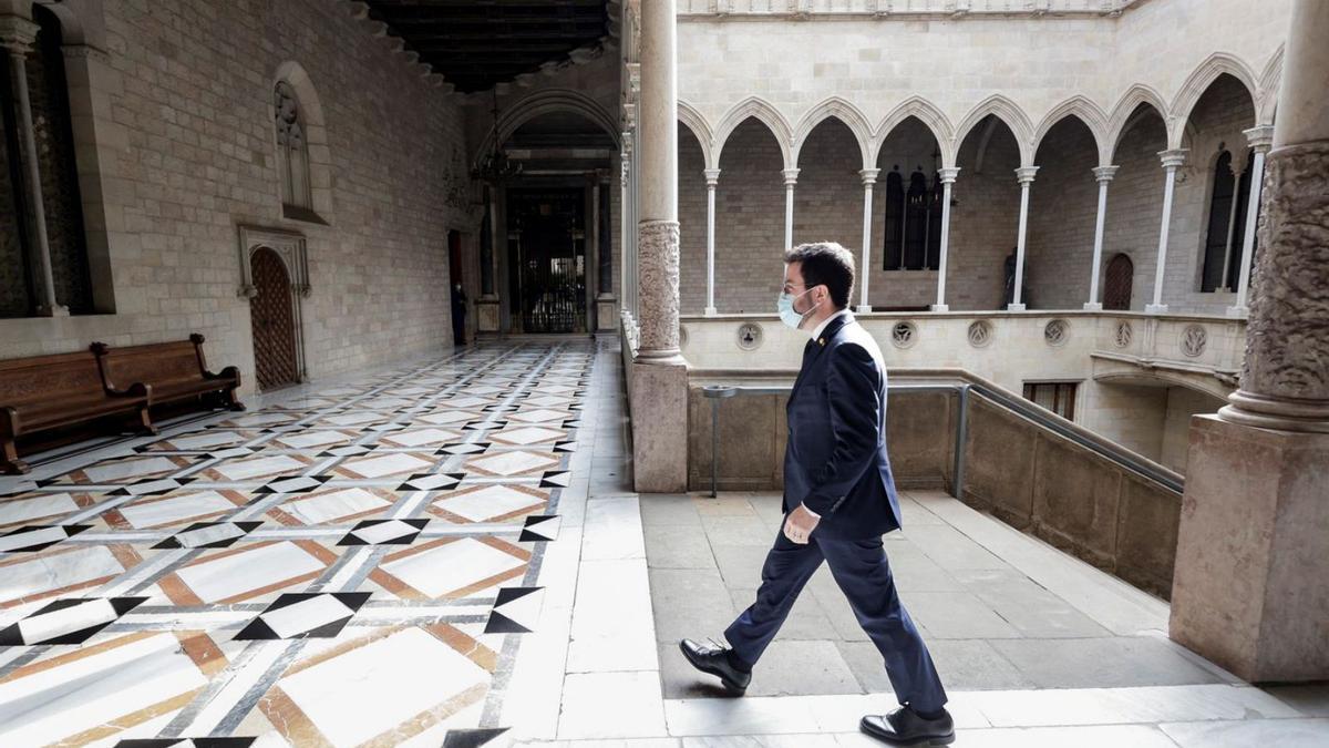 El president de la Generalitat, Pere Aragonès, surt del seu despatx divendres