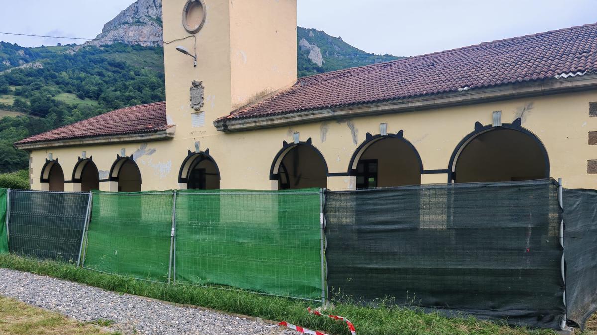 El estado exterior de la escuela de Zurea.