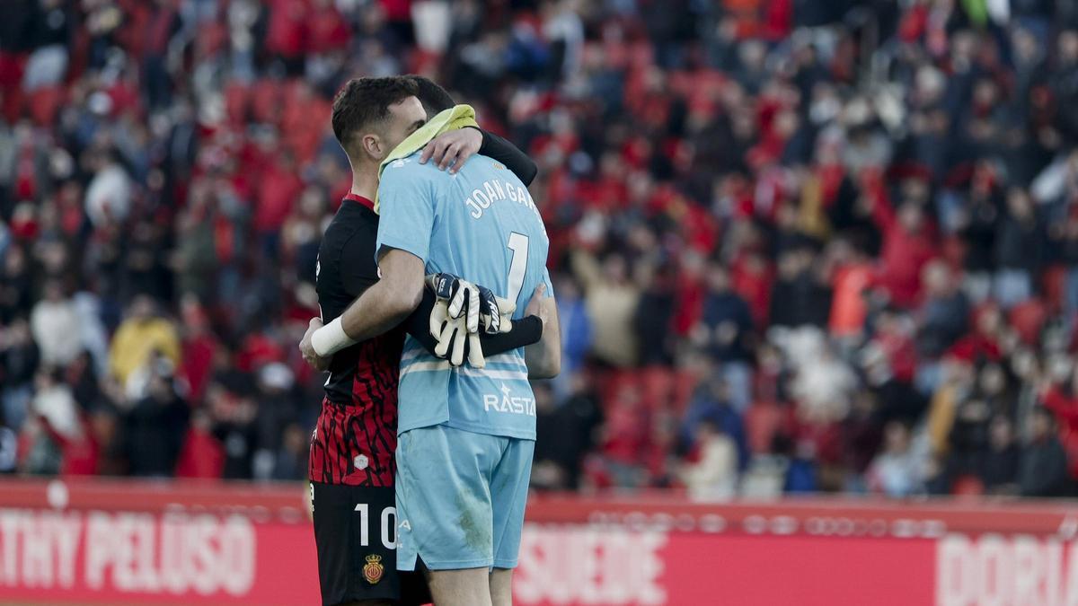 Sergi Darder consuela a Joan García al final del partido