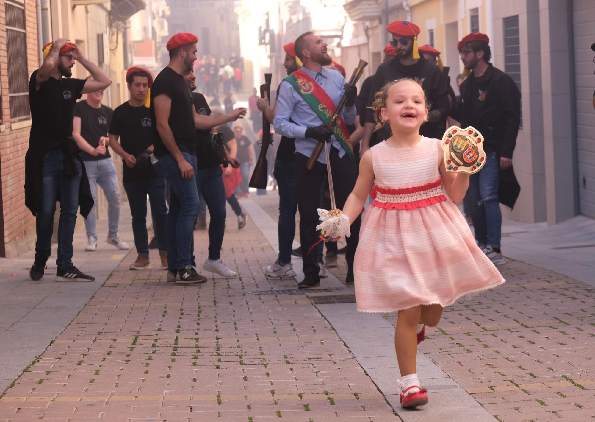 Fiesta de Els Capitans y desfile de abanderadas de Moros y Cristianos de Petrer, en imágenes