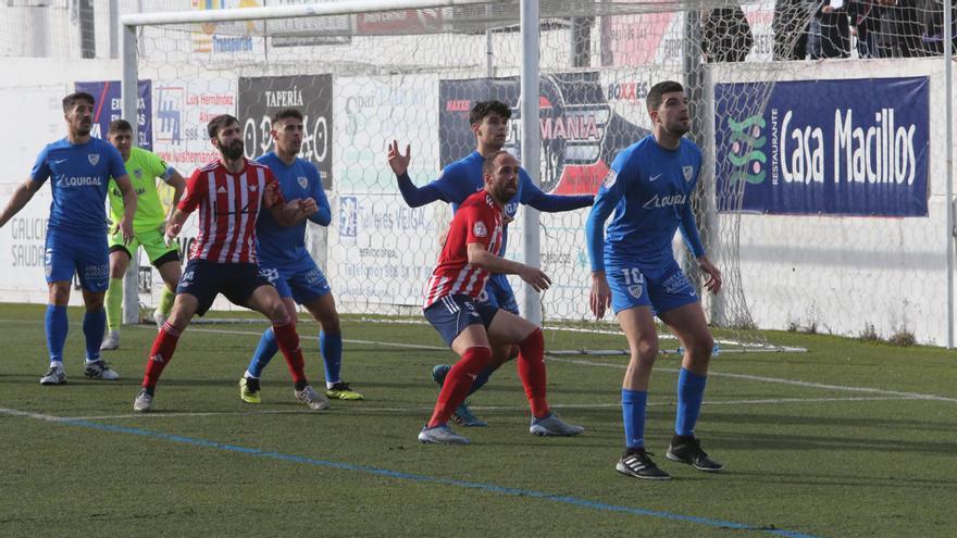 Abel y Agujetas buscan el remate en un duelo anterior con el Atlético Arteixo.